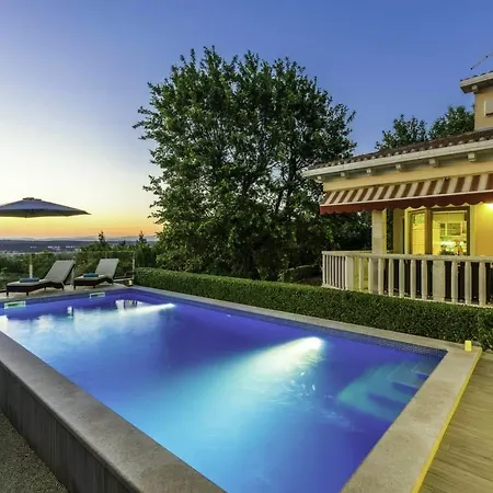 Luxury Pool Rosa Magica - Happy