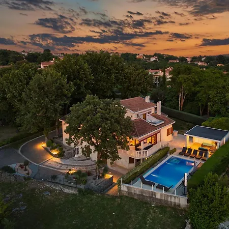 Luxury Pool Rosa Magica - Happy